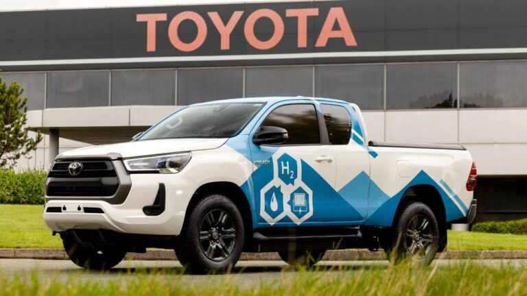 Toyota, hidrojen yakıtlı Hilux prototipini tanıttı
