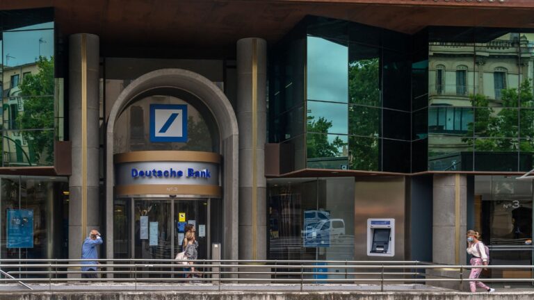 Deutsche Bank, bazı müşterileri için emisyon hedefi koydu
