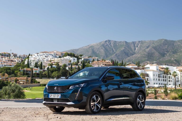 48V hibrit teknolojili Peugeot 3008 ve 5008 Türkiye’ye geldi