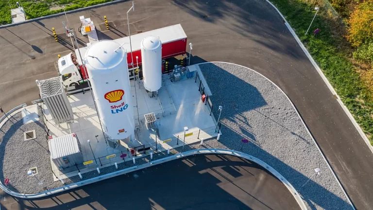 Shell, LNG’den de temiz enerjiden de vazgeçmiyor
