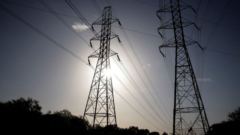 Türkiye temiz enerji yatırımı yapıyor, tüketim düşmüyor