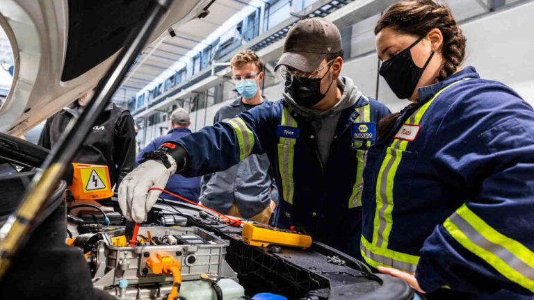 Kanada, elektrikli araçları okullarda öğretecek