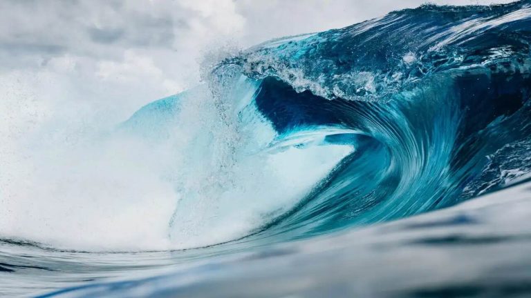 Tsunami anında enerji üreten deniz duvarı