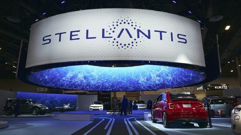 Elektrikli satışlarında büyük artış: Stellantis 2023’te rekor gelir ve kar elde etti!