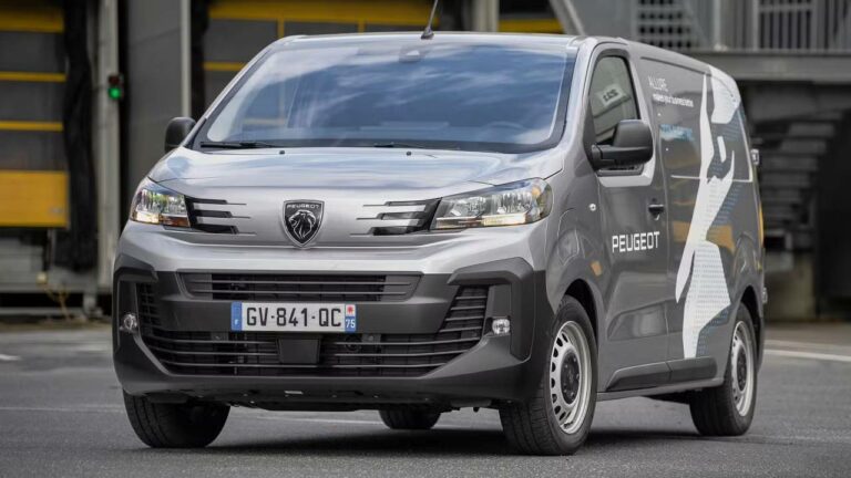 Peugeot’nun yeni elektrikli minibüsü E-Expert satışa çıkıyor!