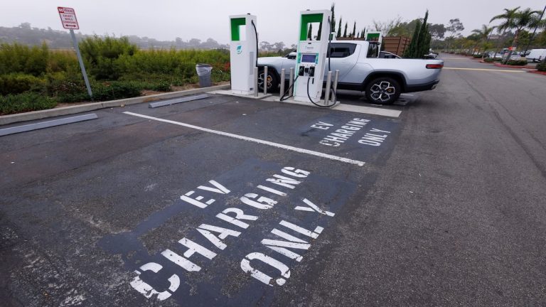 ABD’de elektrikli araç satışları hızla artarken şarj altyapısı yetersiz