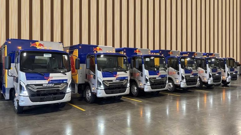 Isuzu NRR-EV sahada: Red Bull, ilk elektrikli kamyonları teslim aldı