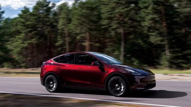 Tesla İstanbul Meydan AVM mağazasını açtı!