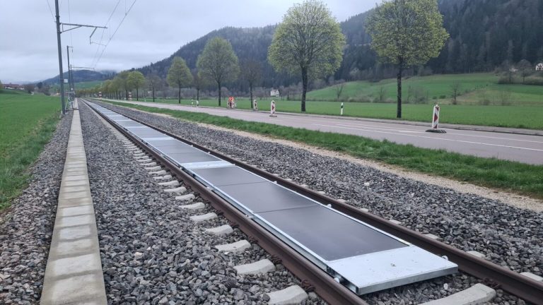 Demiryolu hattı üzerine güneş panelleri yerleştirildi!