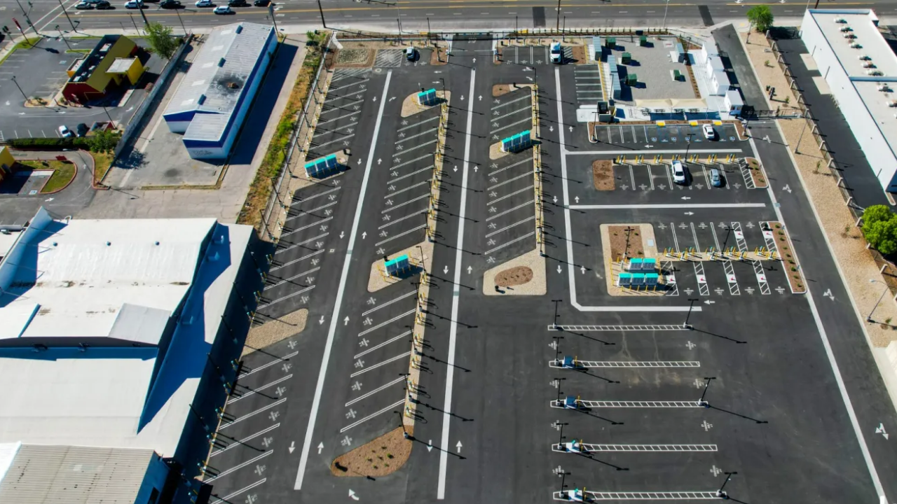 Elektrikli kamyon şarj istasyonu