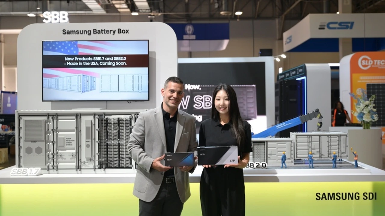 Samsung SDI çalışanları SBB 1.7 konteyner maketinin önünde NCA ve LFP batarya modüllerini gösteriyor