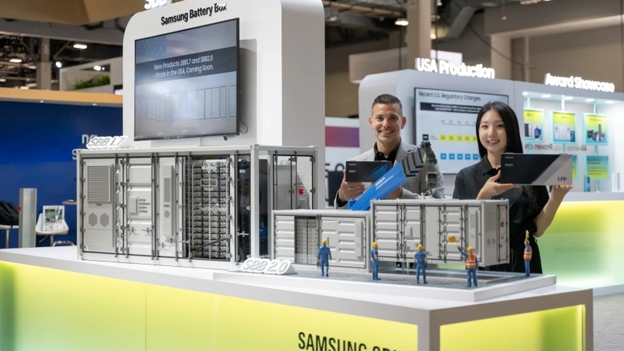 Samsung SDI fuar standında SBB 1.7 enerji depolama konteyneri maketi ve batarya modülleri